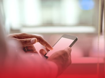 mensch tippt am smartphone